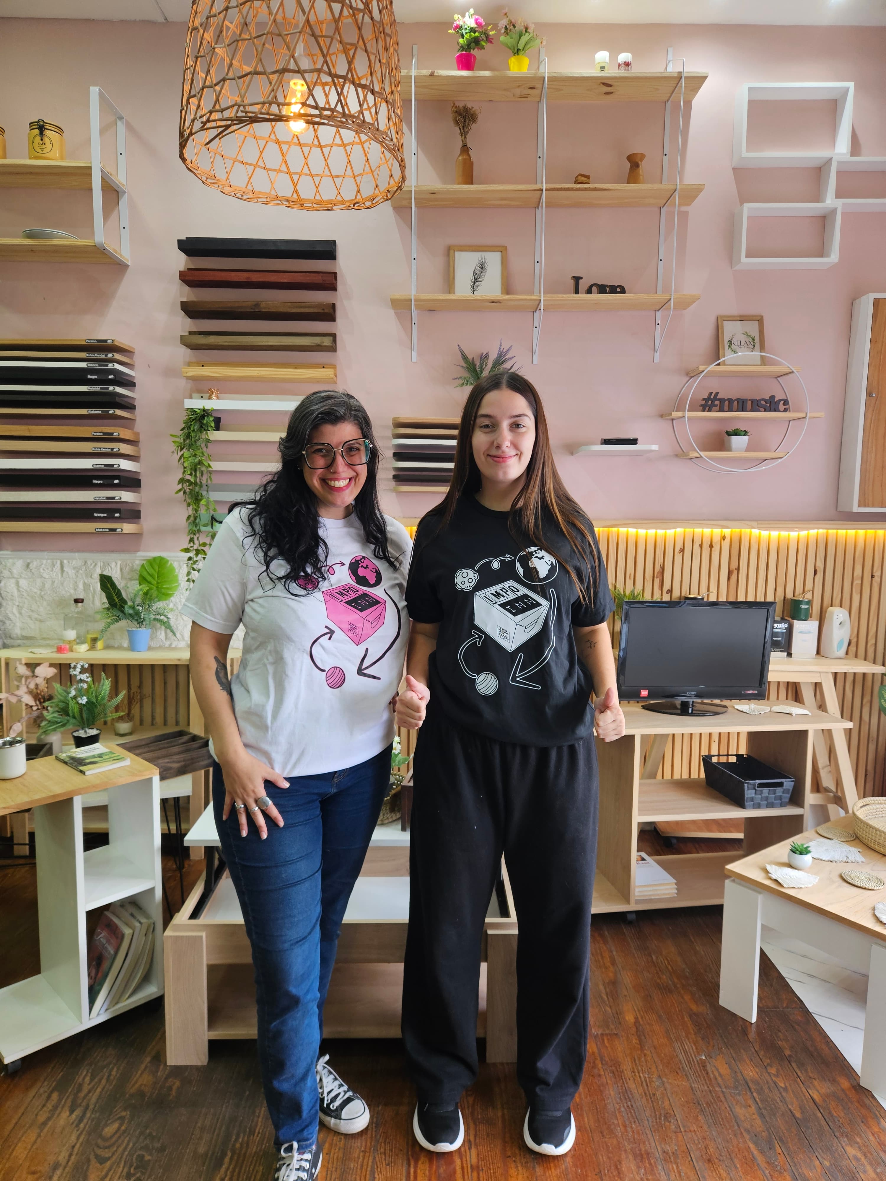 Empresarias en showroom de diseño con camisetas Impo INN